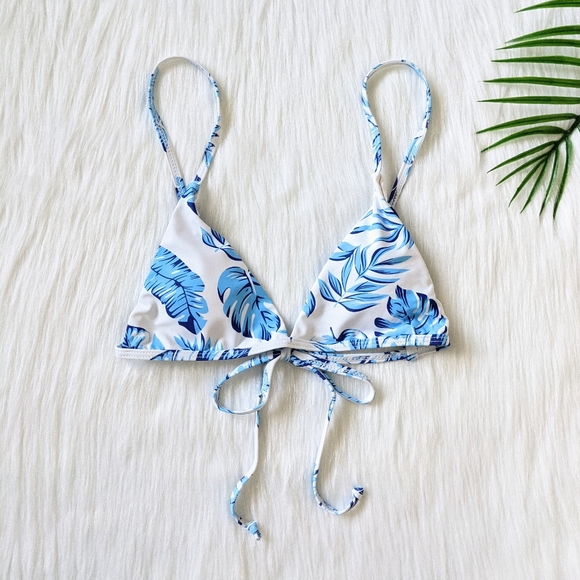 Other - Blue and white tropical leaf print bikini top